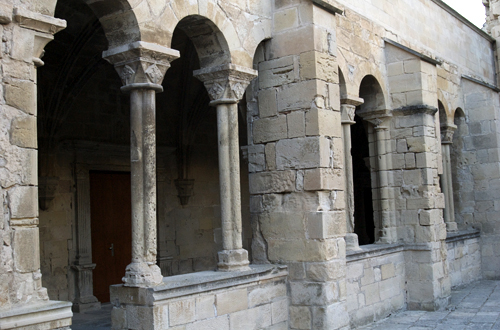 Ventanas de la galería occidental del claustro de Vallbona